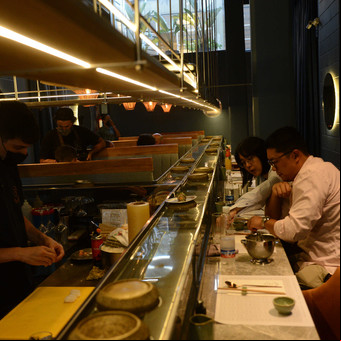 La última excentricidad gourmet de Palermo: en un restaurante, los platos desfilan sobre una barra acuática