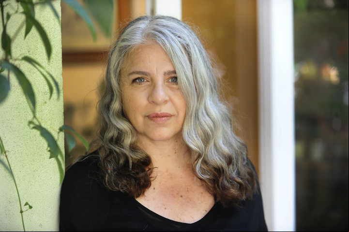 “No seré una madre que duerme plácidamente porque un hombre o una hija enfrentan el mundo por ella, sino que seré valiente del modo épico, con miedo en las entrañas", expresa la protagonista de "La ruta de los hospitales", de Gloria Peirano. / Foto: Juan Manuel Foglia