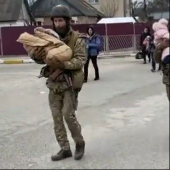 Guerra Rusia-Ucrania: la triste imagen de los soldados ucranianos salvando a los bebés de "la ciudad de los niños"