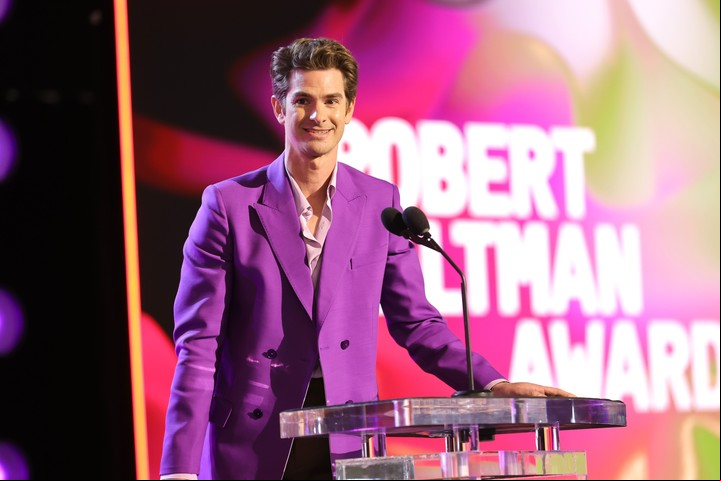 Andrew Garfield entregó un premio a su amigo Fran Kranz. Foto AFP