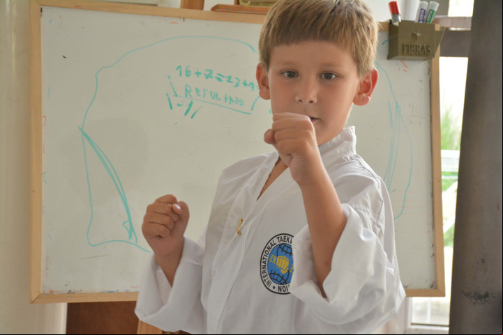 Benjamín con su uniforme de taekwondo.