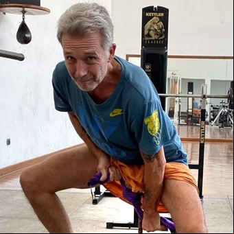 El argentino que levanta 75 kilos con los testículos