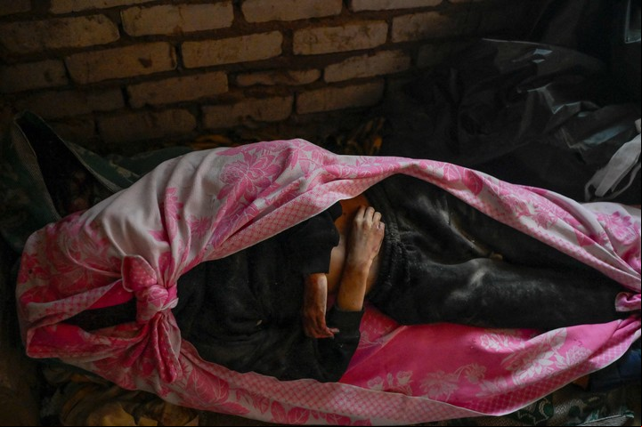 El cuerpo de un hombre envuelto en una funda de cama yace junto a otros cadáveres de civiles y soldados en el depósito de cadáveres de Mykolaiv, ciudad a orillas del Mar Negro que lleva días bajo ataque ruso. Foto AFP.