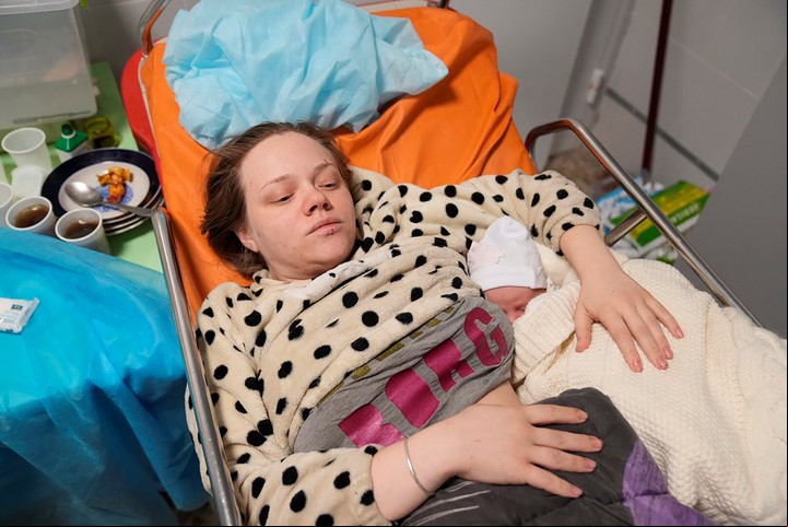 Mariana Vishegirskaya yace en una cama de hospital tras dar a luz a su hija Veronika, en Mariupol. Foto AP Photo/Evgeniy Maloletka.