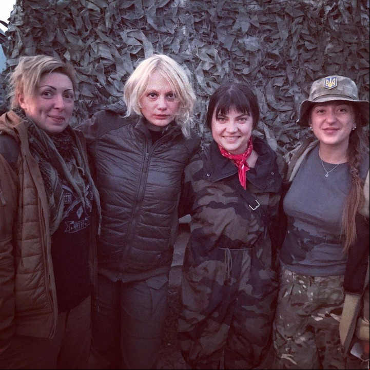 Masha con protagonistas de su documental.