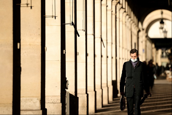 Un hombre, con una máscara protectora, camina debajo de las arcadas de la Rue de Rivoli en París, Francia, el 11 de febrero de 2022. REUTERS/Sarah Meyssonnier/Foto de archivo