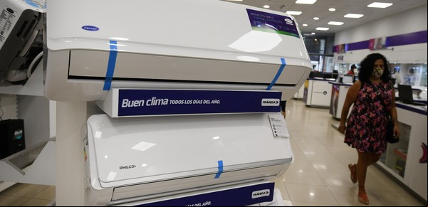 Liquidan aires acondicionados con rebajas de hasta un 40% y 24 cuotas: qué se consigue