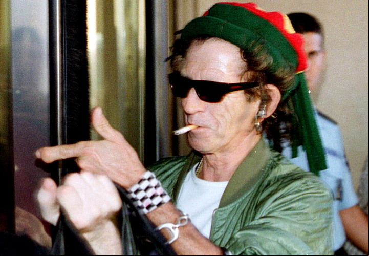 Keith Richards en 2007, fumando en el estadio O2 de Londres. Foto EFE