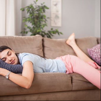 Dormir la siesta: cuáles son sus beneficios y cuándo puede ser perjudicial