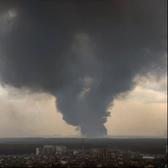 Alerta en Kiev por el aire contaminado: el humo de los bombardeos empieza a inundar la ciudad