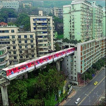 El increíble subte que pasa por el sexto piso de un edificio de departamentos