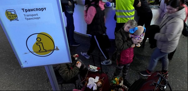 Europa discute qué hacer con los refugiados de Ucrania, que ya son casi 4 millones