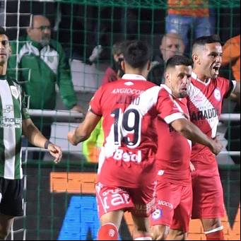 Argentinos ganó y se acomodó en la tabla ante un Banfield que se llenó de dudas para la Sudamericana