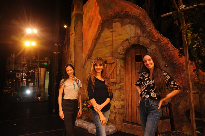Macarena Gimenez Camila Bocca y Nadia Muzika frente a la cabaña de Giselle. Foto German Adrasti