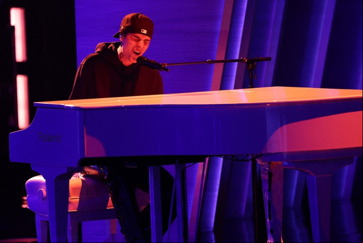 Justin Bieber toca el piano y canta "Peaches", en la 64° ceremonia de los Grammy, en abril. Foto Reuters