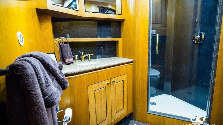Sólo el baño le costó 25.000 dólares.