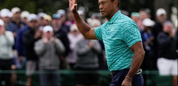 Tiger Woods pasó el corte, recibió una ovación y jugará el fin de semana en el Masters de Augusta