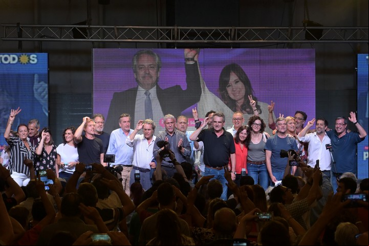Alberto Fernández y Cristina Kirchner, de la mano: la postal con la que se cerró la reunión con funcionarios en Rosario. Foto Télam