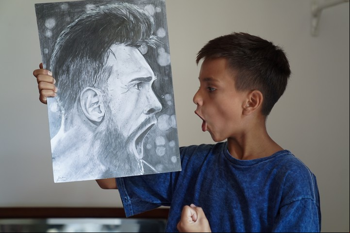 Juani Méndez, con uno de sus dibujos de Lionel Messi. Foto: Andres D´Elia