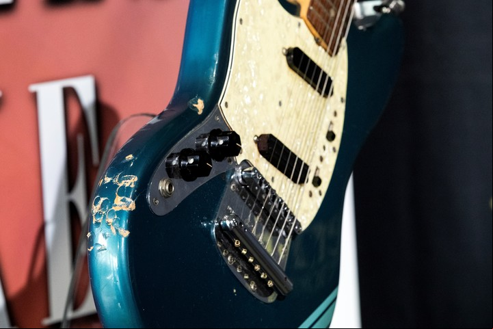 Con esta guitarra Kurt Cobain grabó el video de Smells Like Teen Spirit (EFE).