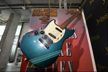 Subastan la guitarra más famosa de  Kurt Cobain