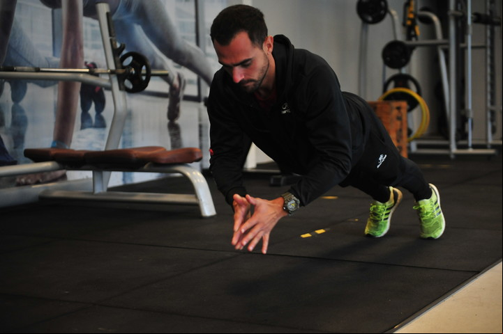 Sumar a las flexiones los despegues y aplausos. Foto Lucía Merle.
