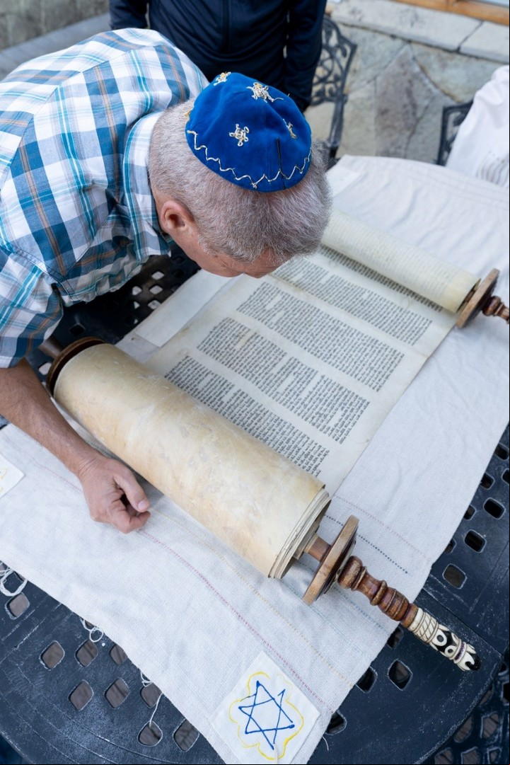 Eduardo Labatón compró un terreno y lo cedió para construir el Templo. Aquí leyendo la Torá conseguida en Buenos Aires. Foto Gentileza de Gustavo Castaing