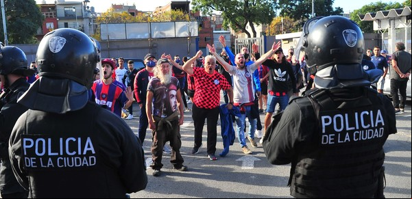 Incidentes en San Lorenzo: hinchas rompieron un alambrado, se enfrentaron a la Policía y hubo insultos contra Marcelo Tinelli y Matías Lammens