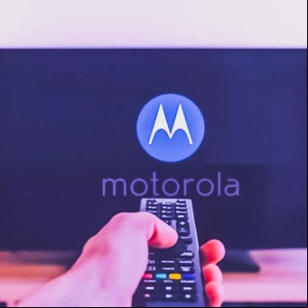 Cómo es el primer televisor de Motorola con Android TV que llega a Argentina