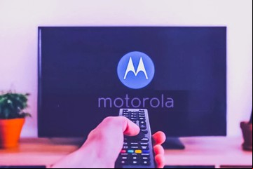 Cómo es el primer televisor de Motorola con Android TV que llega a Argentina