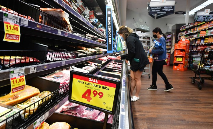 Los precios en un supermercado en Monterey Park, California, en una imagen de archivo. Foto: AFP
