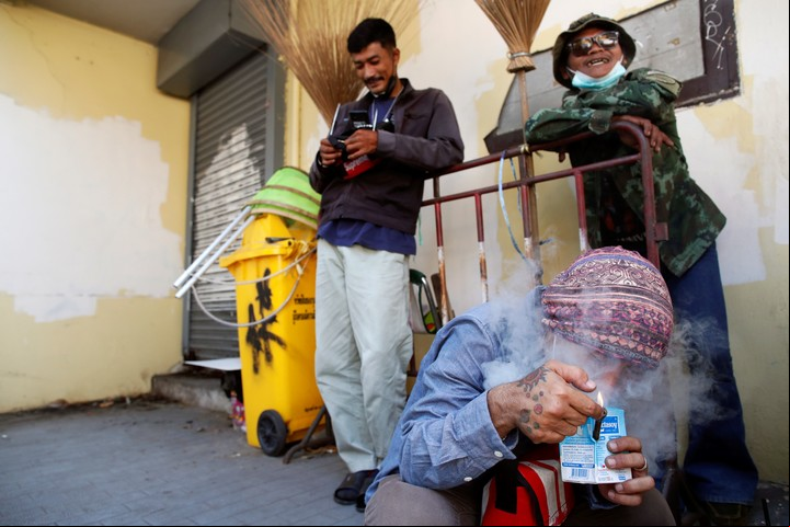 Una persona fuma marihuana en Bangkok. Foto: EFE