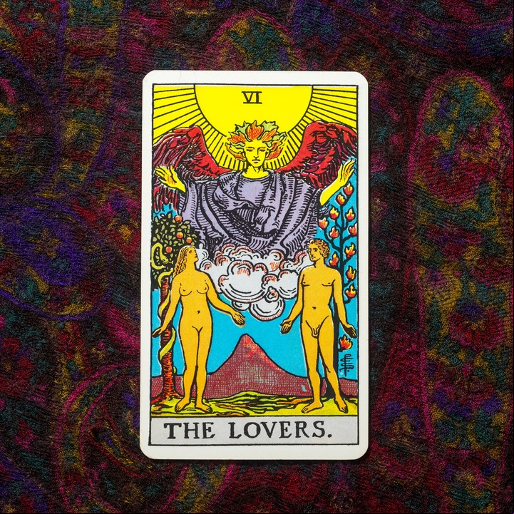 La carta Los amantes simboliza la necesidad de abrir la mente. Foto: bigjom jom / Shutterstock.com
