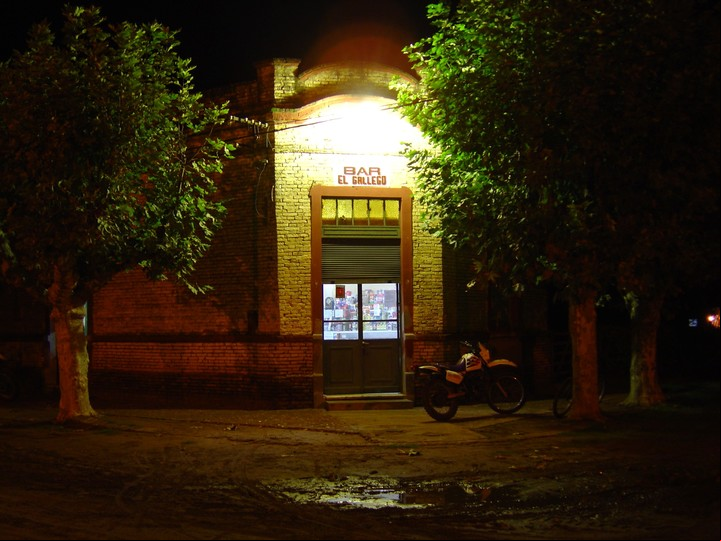 Almacenes antiguos y calles de tierra caracterizan a este pueblo. Foto Turismo de la provincia de Buenos Aires.