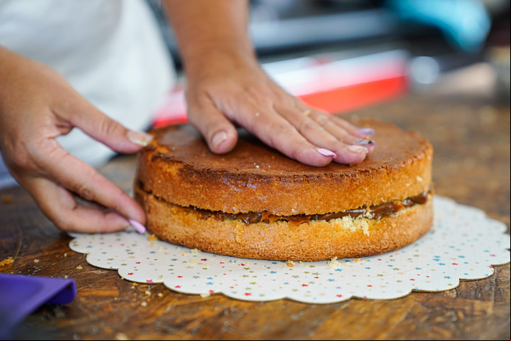 Receta y paso a paso de una torta bizcochuelo con dulce leche. Foto: Maxi Failla.