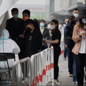 El brote de COVID en Beijing provoca compras de pánico y temores de un cierre