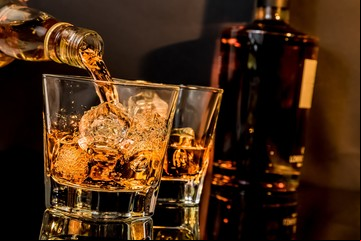 Qué es el bourbon y cómo nació: la historia del whisky norteamericano creado por un pastor bautista