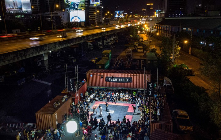 El ring rodeado de contenedores de mercancías en un barrio pobre cercano al puerto (AFP).
