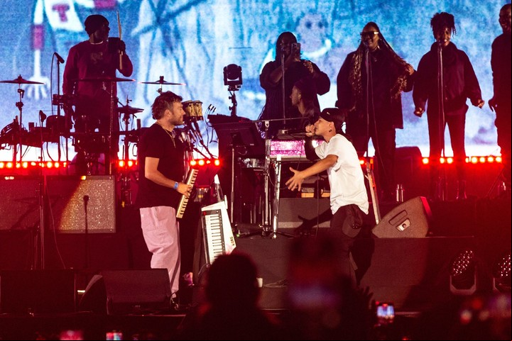 Trueno con damon Albarn, de Gorillaz, en Quilmes Rock 2022. Foto gentileza PopArt
