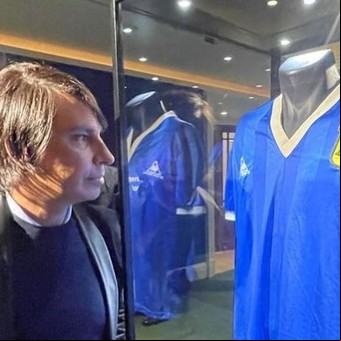 De Gerard Piqué a Chiqui Tapia: quiénes estaban detrás del mecenas que quería repatriar para la Argentina la camiseta con la que Maradona hizo "La Mano de Dios"