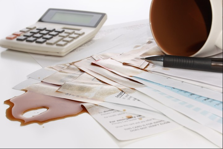 Si tiene pautada la firma de un documento o de transacciones importantes, sea cauteloso y revise con detenimiento los documentos. Foto: ilustración Shutterstock