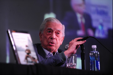 En una ceremonia con tradiciones centenarias, Mario Vargas Llosa se convertirá en miembro de la Academia sa