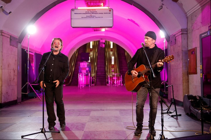 Bono y The Edge en una estación de subte de Kiev. Foto: Reuters.