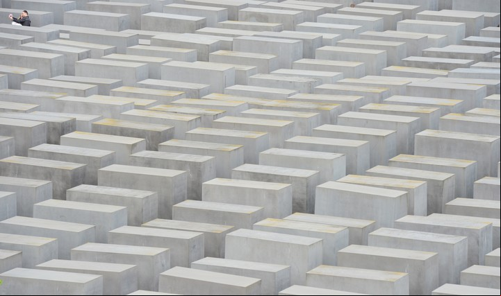 Memorial del Holocausto en Berlín, ciudad que pudo recuperar la noción de civilización. Fue diseñado por
el arquitecto Peter Eisenman.
Foto: John MacDougall