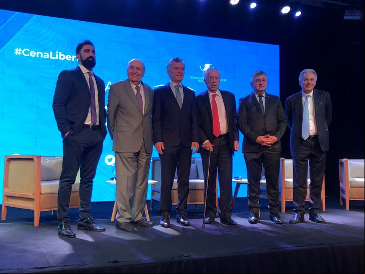 Mauricio Macri con Mario Vargas Llosa y Julio Sanguinetti, entre otros, en el encuentro de la Fundación Libertad al que asistieron ex funcionarios de Cambiemos..