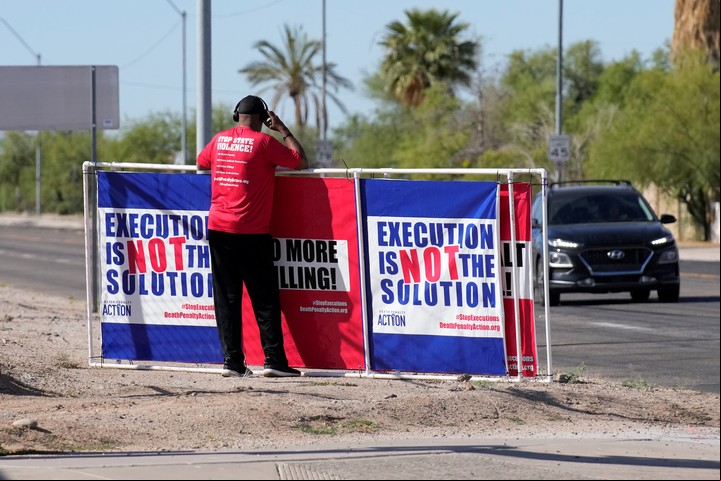 Un cartel contra la pena de muerte frente a una prisión de Florence, Arizona, donde el año pasado fue ejecutado un condenado por homicidio. Foto: AP 