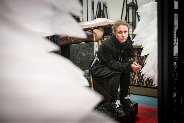Maria V. Alyokhina en el Teatro Nacional de Islandia en Reikiavik. “Todavía no entiendo del todo lo que hice”, dijo.Credit...Misha Friedman para The New York Times