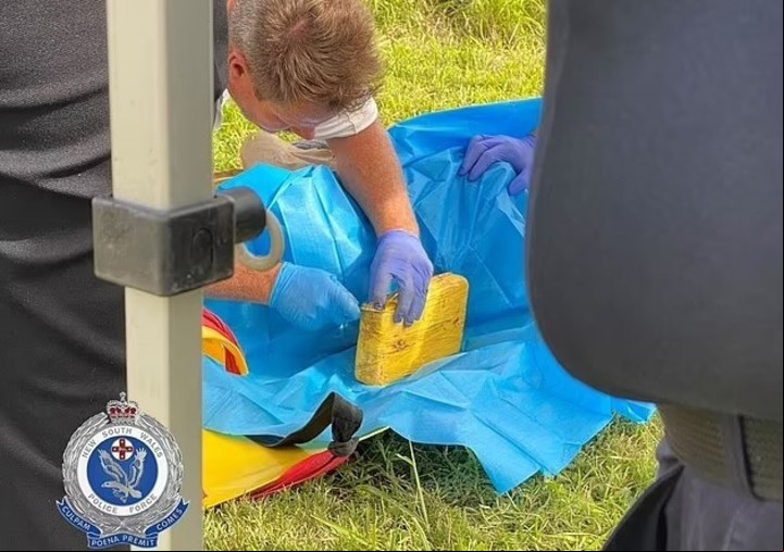 En mayo de 2022 un buzo fue hallado en la Costa de Newcastle, en Australia. Foto Policía Australia