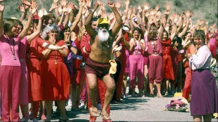 En el pueblo imperaba el sexo lubre y dos colores: rojo y rosado (Captura Netflix).