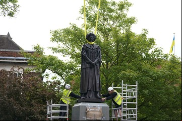 Colocaron una estatua de Margaret Thatcher y recibió una lluvia de huevos